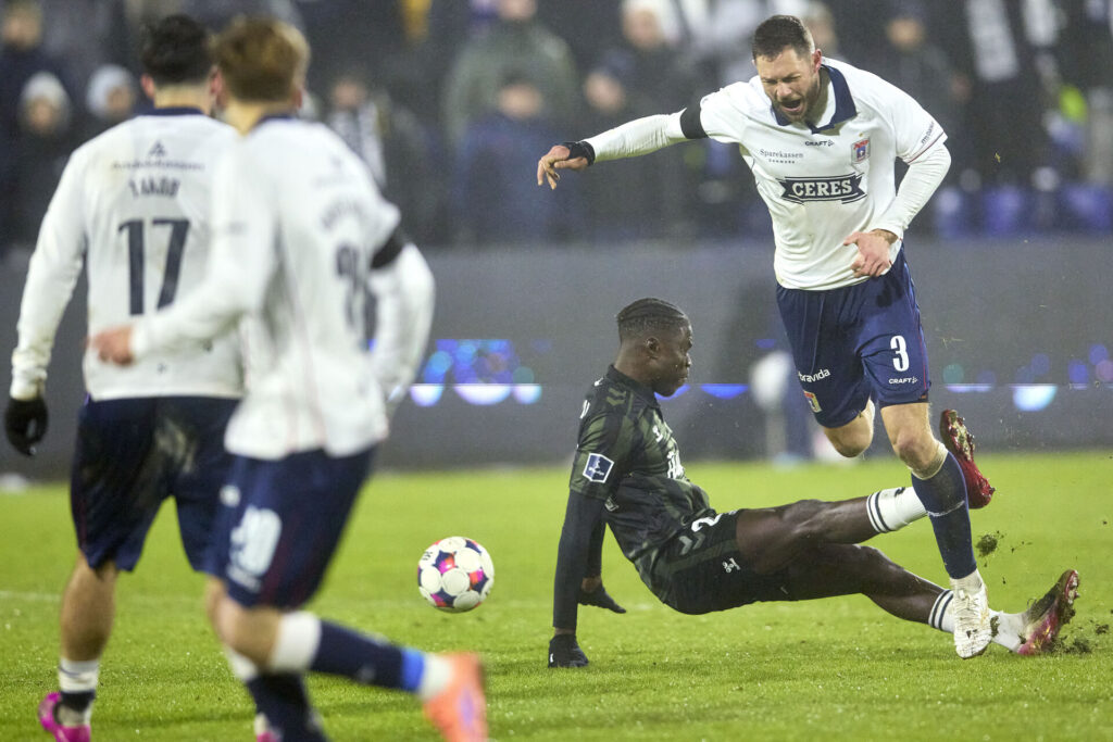 Henrik Dalsgaard i den omtalte duel i OB-kampen.