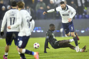 Henrik Dalsgaard i den omtalte duel i OB-kampen.
