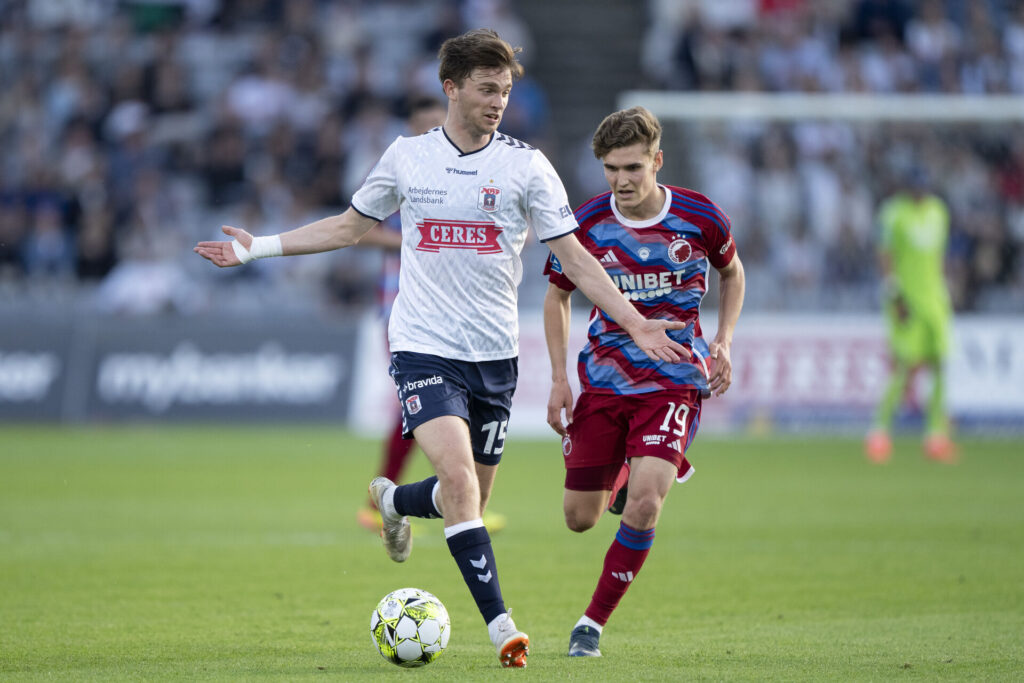 Magnus Knudsen i aktion for AGF mod FC København.