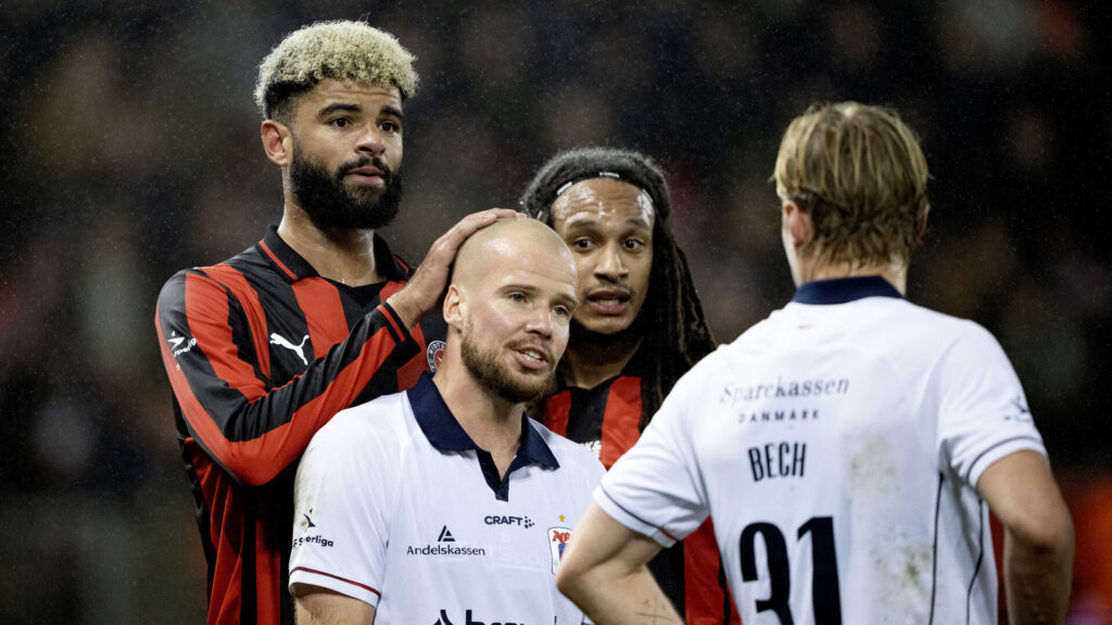 Philip Billing rør AGF's Nicolai Poulsen i hovedet.