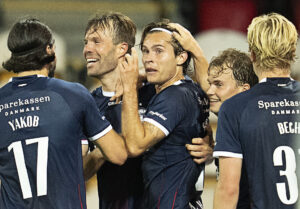 Markus Solbakken jubler sammen med øvrige AGF-spillere.