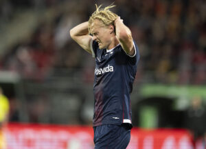 Tobias Bech tager sig til hovedet.