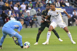 Mathias 'Zanka' Jørgensen skærmer bolden af under en kamp for LA Galaxy.