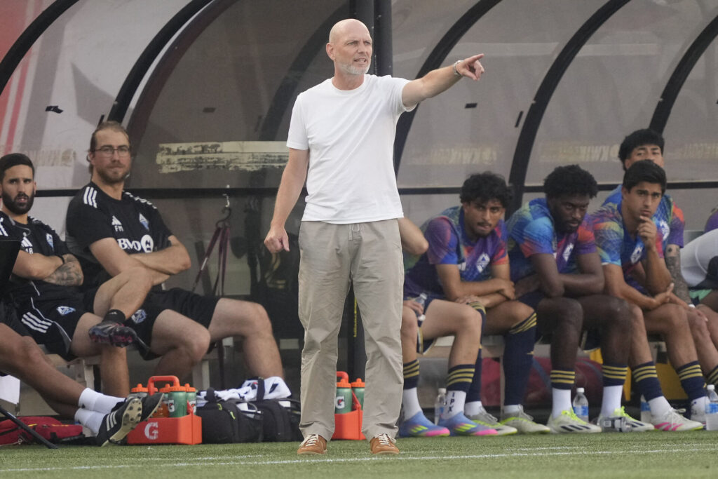 Jesper Sørensen dirigerer sine spillere