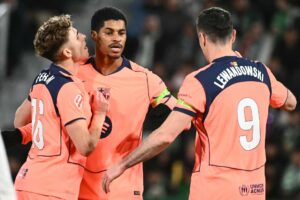 Marcus Rashford jubler med sine holdkammerater i FC Barcelona.