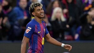 FC Barcelonas Lamine Yamal smiler efter sin scoring mod Villarreal