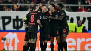 Bayer Leverkusen spillere jubler efter scoring