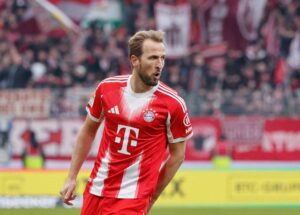 Kane kigger rundt efter mål