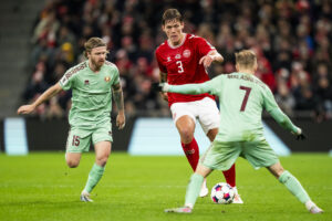 Jannik Vestergaard i en duel mod Belarus