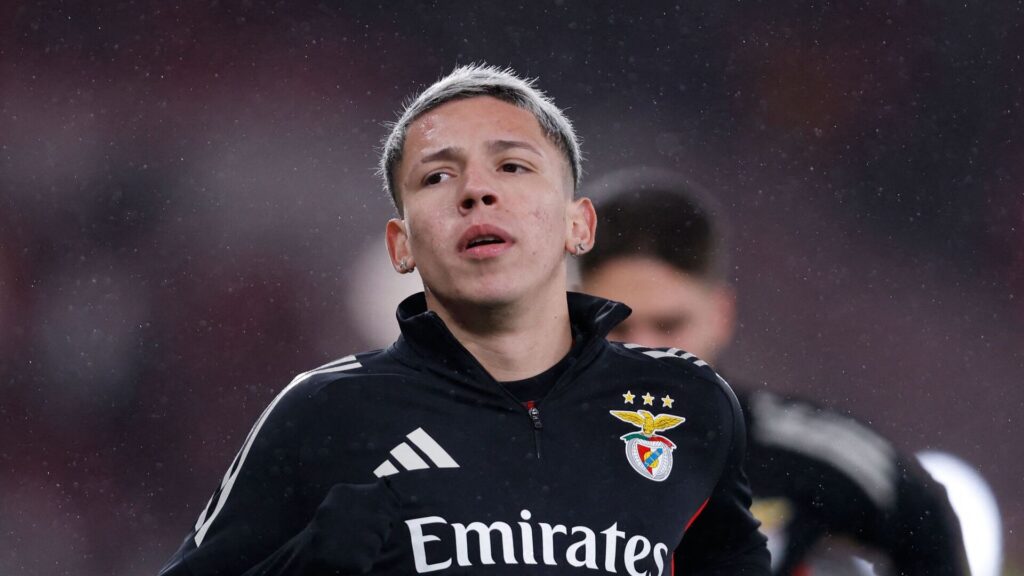 Gianluca Prestianni varmer op for Benfica