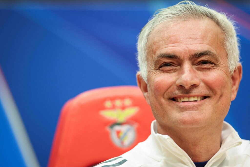 José Mourinho smiler på et pressemøde.