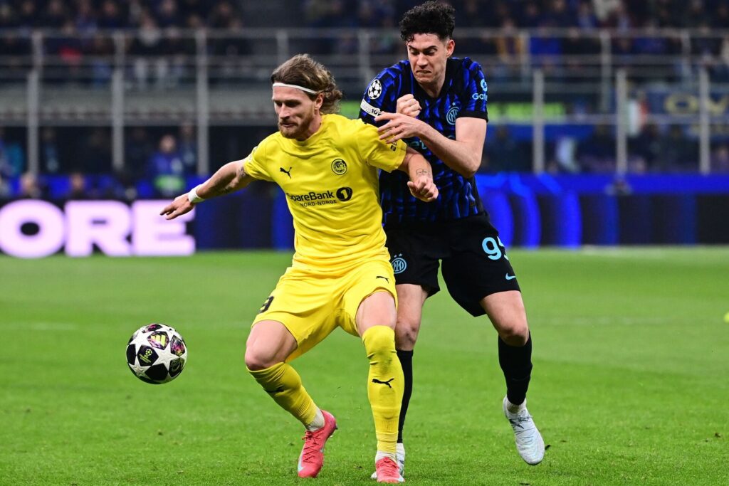 Kasper Høgh skærmer bolden af mod Inter.