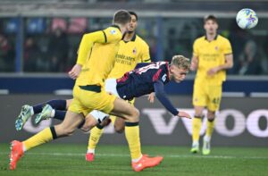 Jens Odgaard header til bolden under en kamp mod AC Milan.