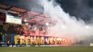 Brøndby-fans affyrer pyroteknik