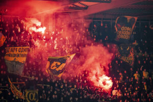 Brøndby IF's fans affyrer pyroteknik.