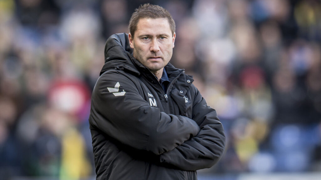 Martin Retov med armene over kors.