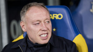 Brøndbys cheftræner Steve Cooper sidder på bænken