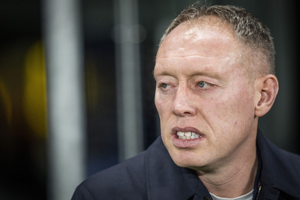 Cooper kigger til venstre