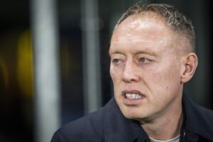 Cooper kigger til venstre