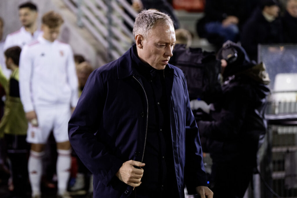 Steve Cooper på vej ind til en kamp mod Vejle Boldklub.