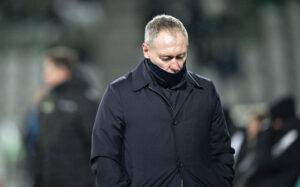 Steve Cooper kigger ned i græsset.