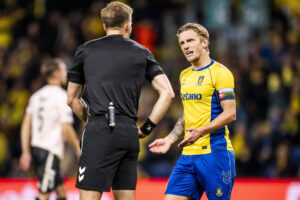 Daniel Wass uenig med dommeren under en kamp mellem Brøndby og OB.