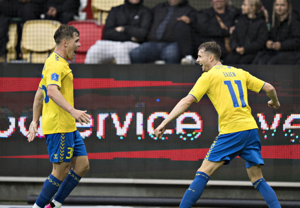 Håkon Evjen jubler efter en scoring mod Silkeborg.