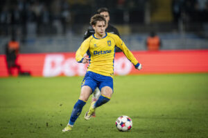 Ambæk i duel om bolden