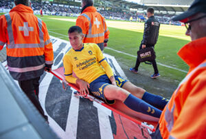 Joel Kabongo på en båre