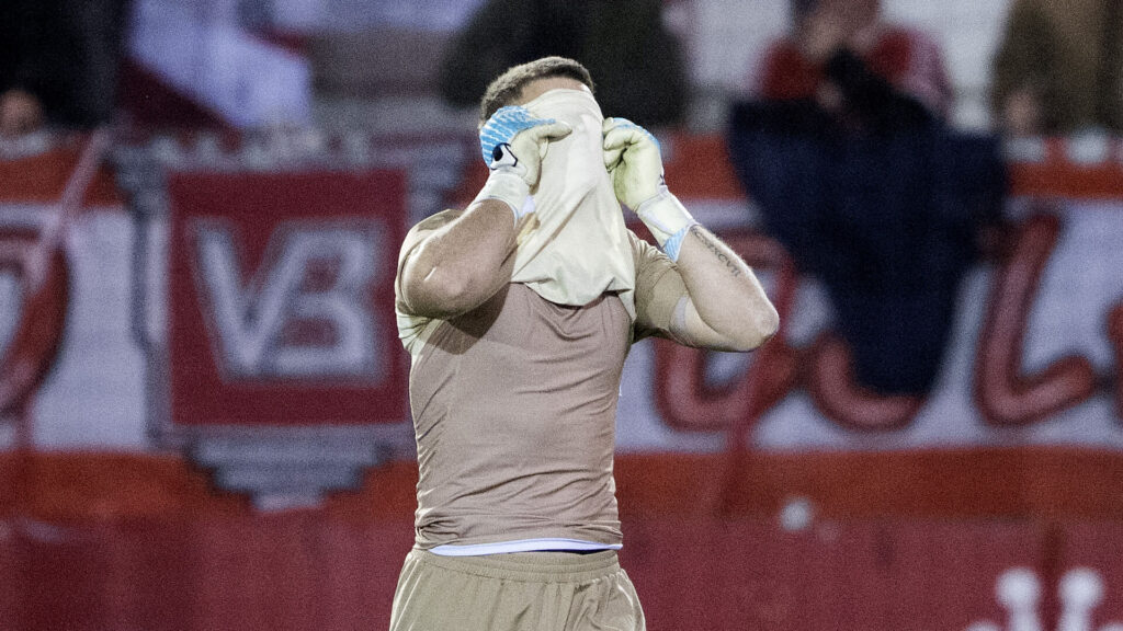 Brøndbys Patrick Pentz efter sit røde kort mod Vejle