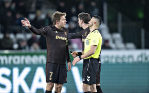 Nicolai Vallys uenig med dommeren under Brøndby IF's kamp mod Viborg FF.