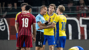 Morten Krogh taler med Daniel Wass