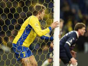 Nicolai Vallys krammer målstolpen.