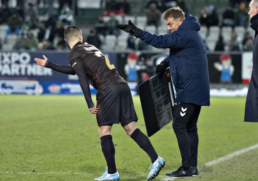 Oliver Villadsen skiftes ind i Brøndby IF's kamp mod Viborg FF.