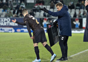 Oliver Villadsen skiftes ind i Brøndby IF's kamp mod Viborg FF.