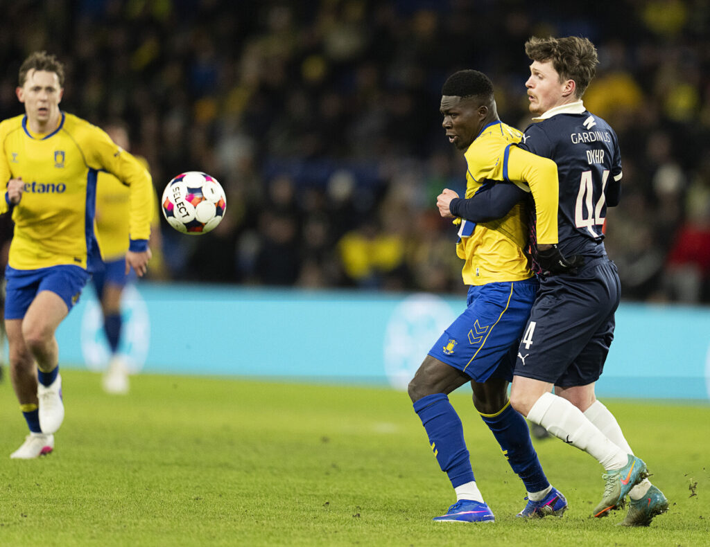 Ousmane Sow i en duel mod Randers FCs Nikolas Dyhr