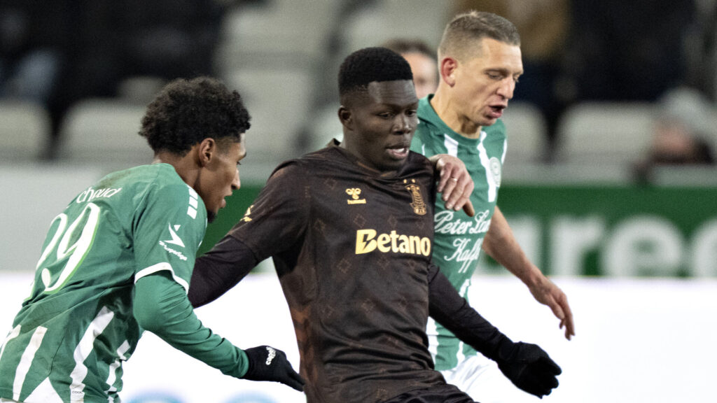 Brøndbys Ousmane Sow i duel med et par Viborg-spillere