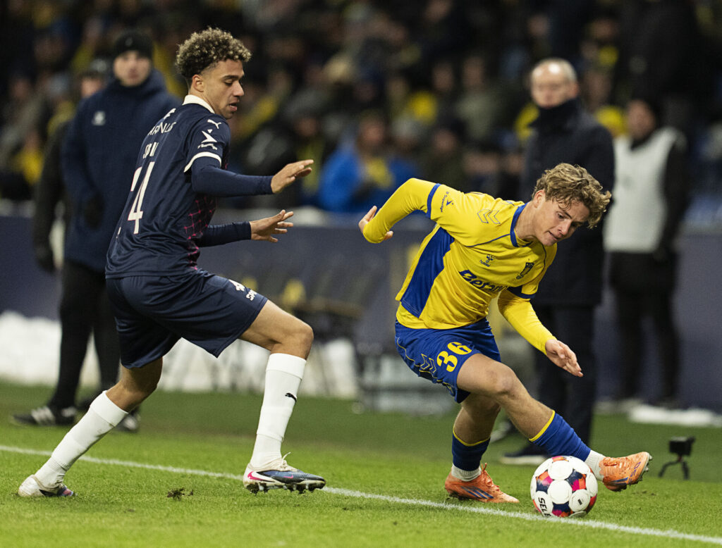 Viggo Poulsen i duel med en Randers-spiller.