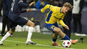 Brøndbys Viggo Poulsen i duel med en Randers-spiller