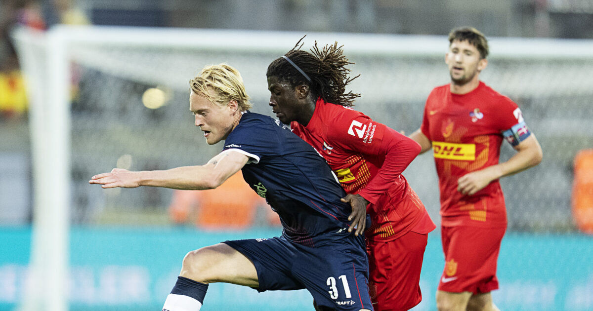 Afviste flere kæmpetilbud på ung Superliga-profil AGFs Tobias Bech og FC Nordsjællands Caleb Yirenkyi under superligakampen mellem FC Nordsjælland og AGF på Right To Dream Park i Farum søndag den 28. september 2025.