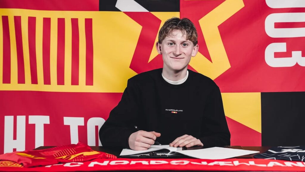 Andreas Nørkjær skriver under på en kontrakt i FC Nordsjælland.