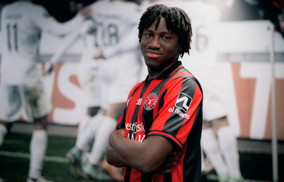 Bilal Konteh poserer i en FCM-trøje.