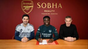 Bukayo Saka i forbindelse med sin kontraktforlængelse i Arsenal