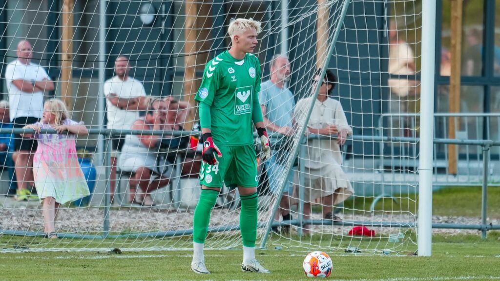 Esbjergs Emil Jørgensen står på mål i en grøn trøje