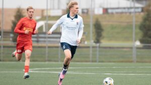 Frej Elkjær i aktion for AGF mod FC Nordsjælland.