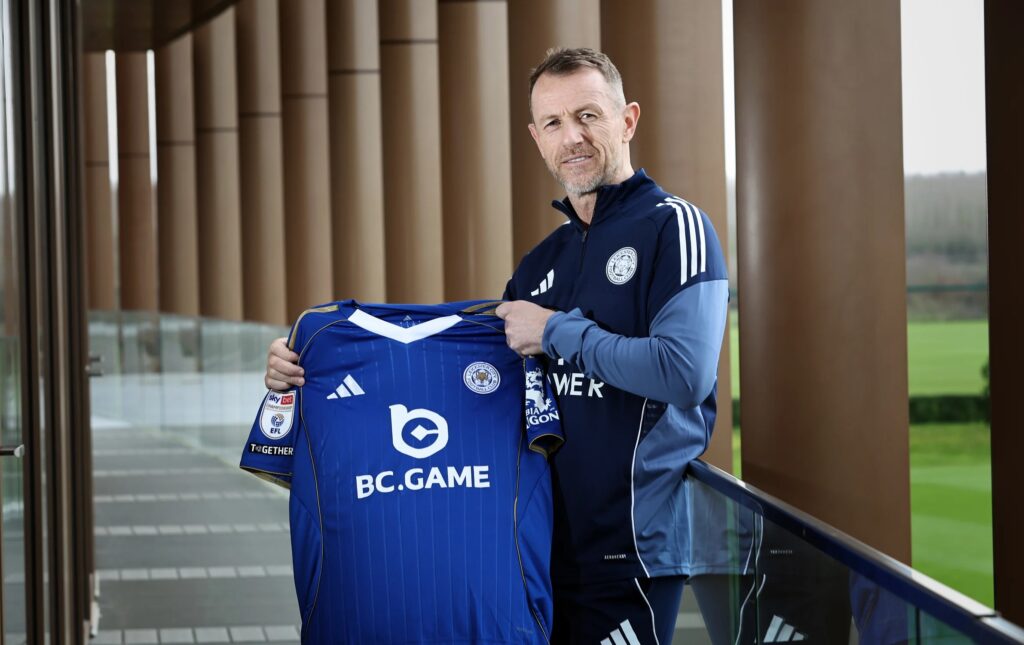 Gary Rowett holder en Leicester trøje