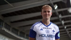 Ísak Andri Sigurgeirsson poserer i forbindelse med sin præsentation i Norrköping.