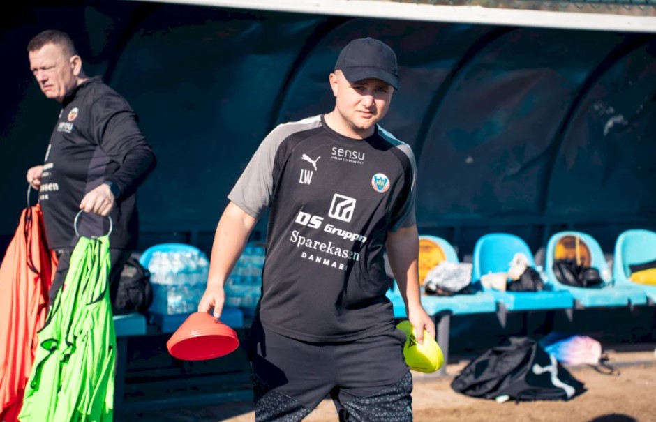 Lasse Wangsøe tager keglerne.