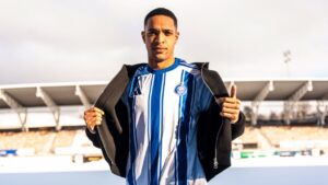 Leonel Montano poserer i en HJK Helsinki-trøje.