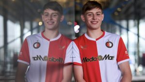 Luca Dahl Tomasson spejles med sin Feyenoord-trøje i et vindue.